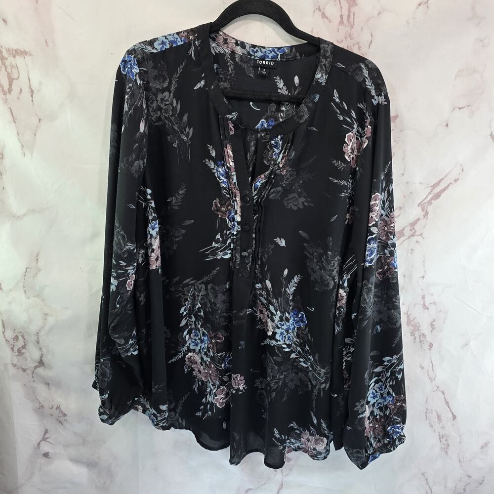 Torrid Shirt Womens 2 2X Black Blue Floral Blouse Popover V Long Sleeve Notch